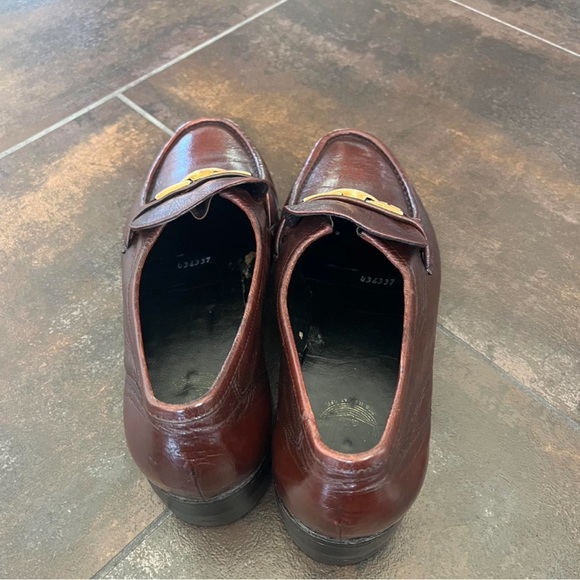 Elegant Brown Leather Loafers with Gold Buckle - Picture 3 of 8